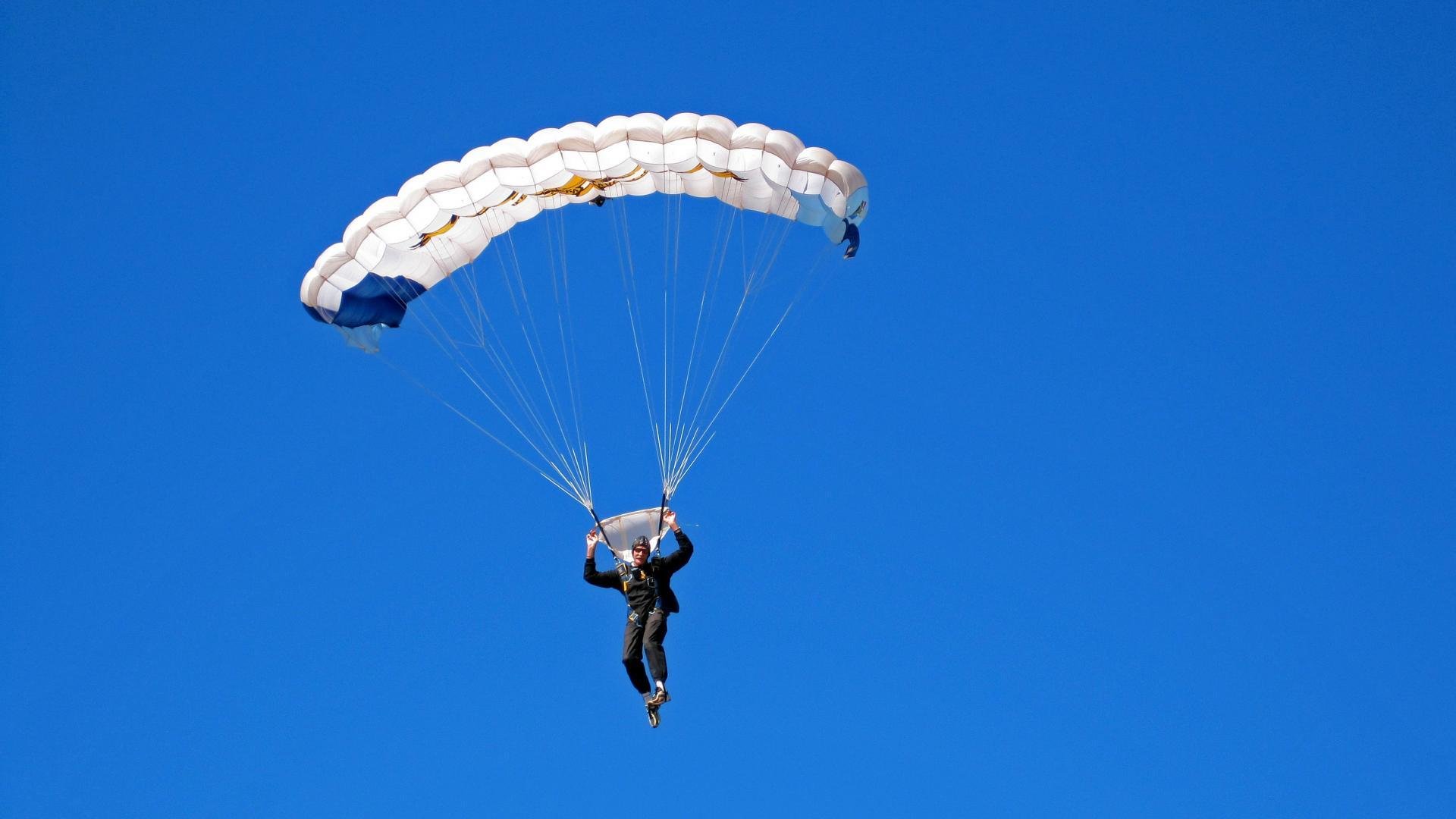 《Valorant枪火缭绕,冠军对决燃爆全场》,valorant 枪械